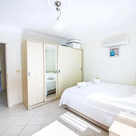 Marvelous Flat 650 M To The With Shared Pool And Terrace In Bodrum شقة